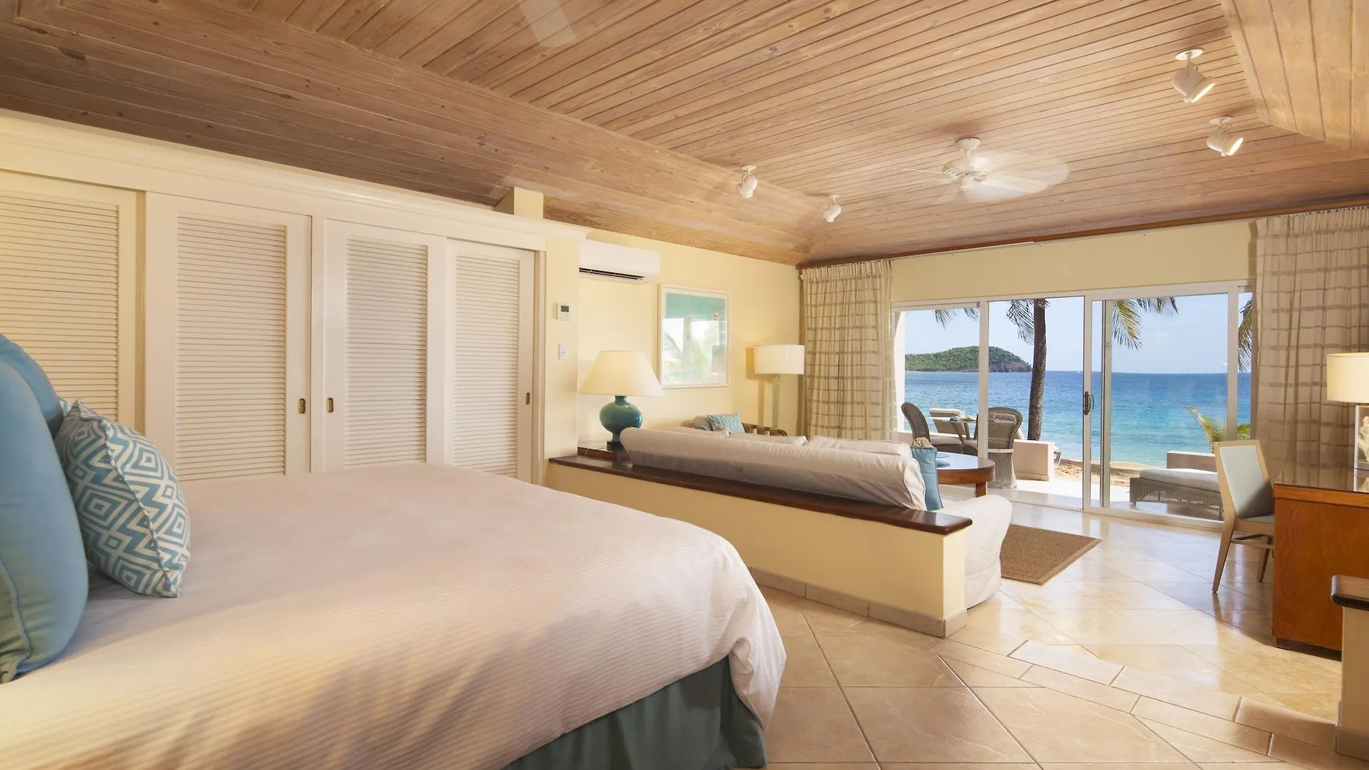 Curtain Bluff Resort의 연락처